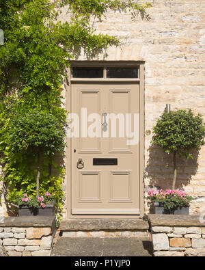 La porta anteriore di una residenza georgiana in Armscote, Warwickshire, Inghilterra, Regno Unito, Europa Foto Stock