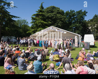 Un coro di eseguire a Leamington pace Festival, Sala Pompa giardini, Leamington Spa Warwickshire, Inghilterra, Regno Unito, Europa Foto Stock