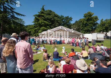 Un coro di eseguire a Leamington pace Festival, Sala Pompa giardini, Leamington Spa Warwickshire, Inghilterra, Regno Unito, Europa Foto Stock