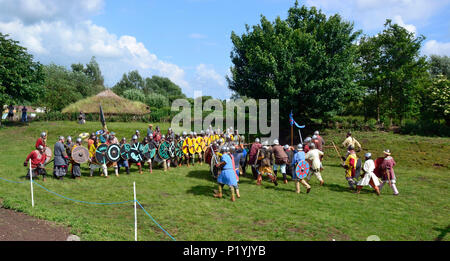 Battaglia di Flag Fen parco archeologico, casa di un legno preistorici Causeway. Anglosassone di rievocazione Evento, Peterborough, CAMBRIDGESHIRE, England, Regno Unito Foto Stock