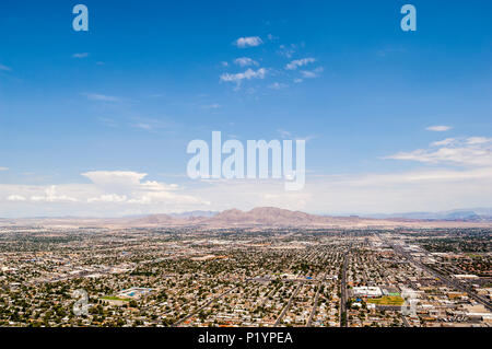 Vista del paesaggio della zona residenziale di Las Vegas, fotografata dalla parte superiore della stratosfera Hotel. Impostare contro un cielo blu, con qualche nuvola bianca e monti all'orizzonte. Copia dello spazio. Foto Stock