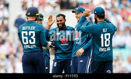 L'Inghilterra del Adil Rashid (terza a sinistra) celebra il paletto dell'Australia Marcus Stoinis per 22 durante una giornata internazionale della corrispondenza alla Kia ovale, Londra. Foto Stock