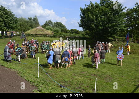 Battaglia di Flag Fen parco archeologico, casa di un legno preistorici Causeway. Anglosassone di rievocazione Evento, Peterborough, CAMBRIDGESHIRE, England, Regno Unito Foto Stock