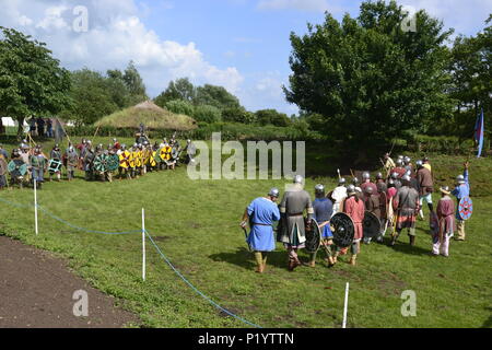 Battaglia di Flag Fen parco archeologico, casa di un legno preistorici Causeway. Anglosassone di rievocazione Evento, Peterborough, CAMBRIDGESHIRE, England, Regno Unito Foto Stock