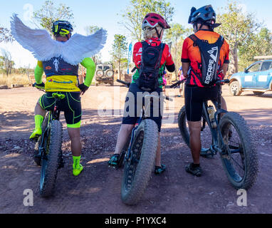 Gibb Challenge 2018 ciclisti vestiti di bib e jersey e del costume su Fat bikes lasciando Home Valley Station Gibb River Road WA Kimberley Australia Foto Stock