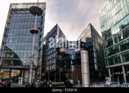 London, Regno Unito - 20 Gennaio 2015: Vetro edifici per uffici in più di Londra, anche chiamato Ponte di Londra City Place nel centro della citta'. Foto Stock