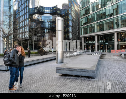 Matura in amore tra vetro edifici per uffici in più di Londra, anche chiamato Ponte di Londra City Place nel centro della citta'. Foto Stock