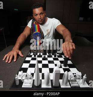 Boxer Joe Joyce pone con un set di scacchi durante la giornata dei media presso il Park Plaza Riverbank London. Foto Stock