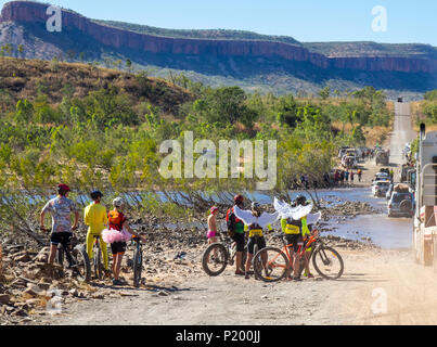 Gibb Challenge 2018 ciclisti, veicoli di supporto e un semi rimorchio carrello attraversando il fiume di Pentecoste Gibb River Road Kimberley Australia Foto Stock