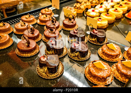 Dolci francesi in mostra in una casa da tè, le Valentin Jouffroy. Situato nel passaggio Jouffroy nel 9th arrondissement di Parigi, Francia. Foto Stock