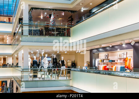 AMSTERDAM, Paesi Bassi - 14 novembre 2017: People Shopping per prodotti di moda in un lussuoso centro commerciale del centro città di Amsterdam Foto Stock