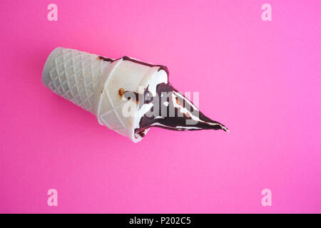 Cono gelato su sfondo rosa. Close up. Foto Stock