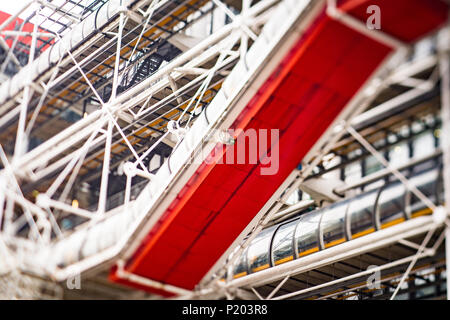 La bizzarra struttura esterna del Centro Pompidou a Parigi, Francia Foto Stock