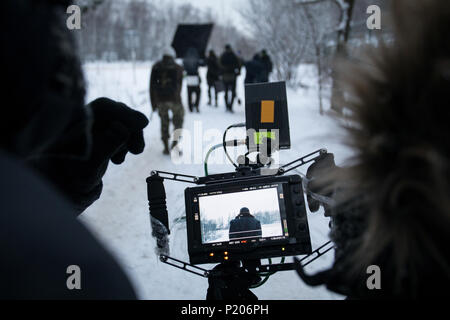 Le riprese di un film, dietro le quinte del set per la strada in inverno, la vista dalla telecamera. Il lavoro del cameraman Foto Stock