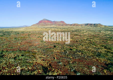 Vista aerea del monte Bruce nel paesaggio outback, Pilbara, Northwest Australia Foto Stock