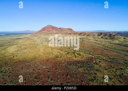 Vista aerea del monte Bruce nel paesaggio outback, Pilbara, Northwest Australia Foto Stock