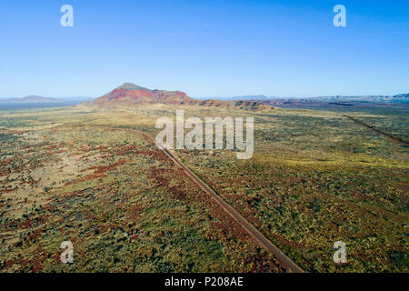 Vista aerea del grande nord autostrada e il Monte Bruce nel paesaggio outback, Pilbara, Northwest Australia Foto Stock