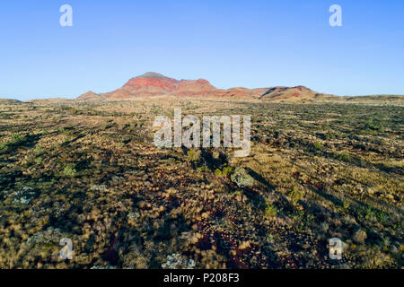 Vista aerea del monte Bruce nel paesaggio outback, Pilbara, Northwest Australia Foto Stock