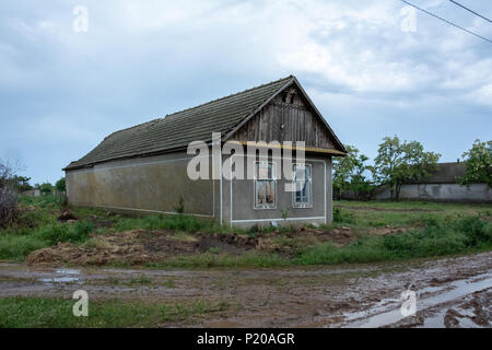 La vecchia casa di adobe. Paesaggio rurale. Foto Stock