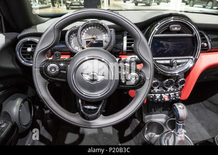 Bruxelles - Jan 19, 2017: interni di una Mini Cooper auto presentati presso il Bruxelles Motor Show. Foto Stock