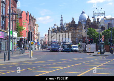 Gli autobus voce lungo la nuova strada del mercato in Leeds City Centre Foto Stock