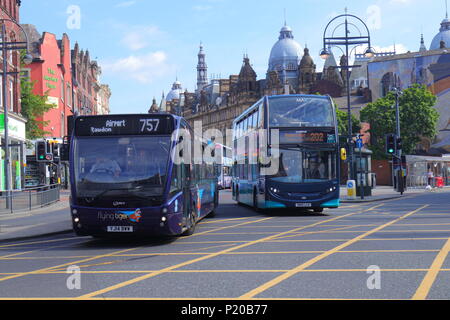 Gli autobus voce lungo la nuova strada del mercato in Leeds City Centre Foto Stock