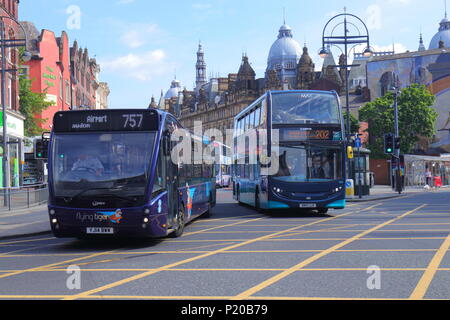 Gli autobus voce lungo la nuova strada del mercato in Leeds City Centre Foto Stock