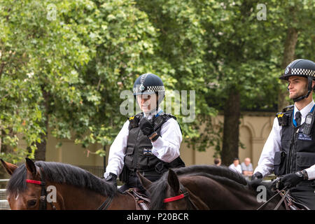 Due ufficiali di polizia montati del Metropolitan Police Mounted Branch al 2108 Trooping of the Color Ceremony, The Mall, Londra, Regno Unito Foto Stock