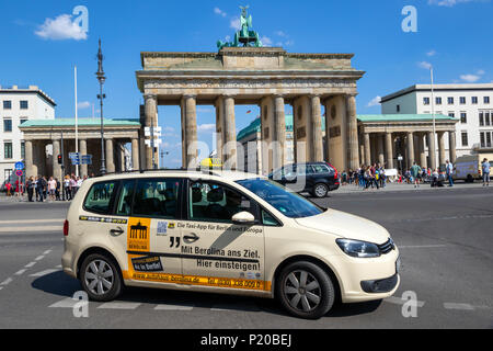 Berlino, Germania - 28 Aprile 2018: tedesco con Taxi la guida passato storico Brandenburger Tor. Foto Stock