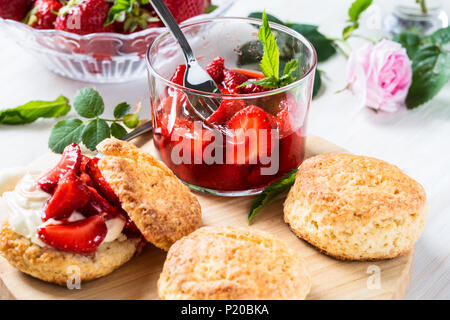 In casa strawberry shortcake con vaniglia e panna montata e bacche Frutta sciroppata Foto Stock