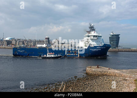 Il Skandi Geosund olio nave di supporto vele fuori da Aberdeen a sua il petrolio del Mare del Nord la piattaforma di destinazione. Foto Stock