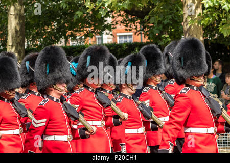 Soldiers of the Irish Guards marciare in formazione lungo il Mall al Trooping of the Color o Queen's Birthday Parade, Londra, Regno Unito 2018 Foto Stock