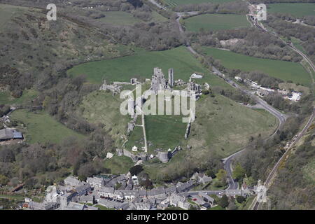 Una veduta aerea di Corfe Castle, vicino a Wareham Dorset, Foto Stock