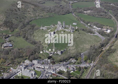 Una veduta aerea di Corfe Castle, vicino a Wareham Dorset, Foto Stock