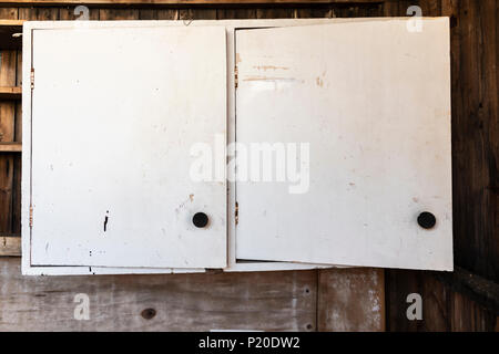 Vecchia credenza in rovina in un capannone Foto Stock