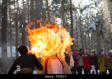 La Bielorussia, Gomel, 18 febbraio 2018. Vacanza Russi vedendo off Maslenitsa d'inverno. Masterizzazione di un effige Foto Stock