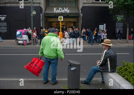 Berlino, Germania, persone in attesa ad una fermata autobus di fronte al centro commerciale KaDeWe Foto Stock
