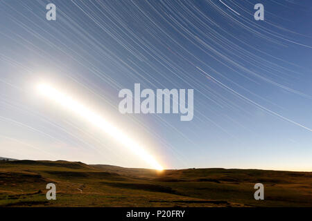 Il Massiccio Centrale. Cantal. Trizac Plateau in estate. lunga esposizione sul cielo che mostra il movimento delle stelle e la luna per 3 ore. Foto Stock