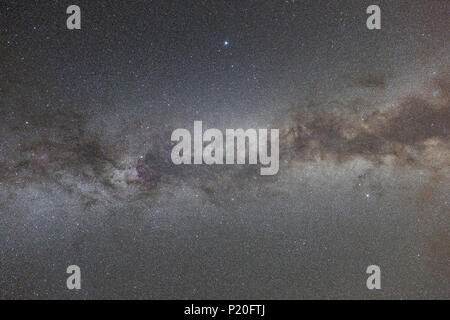 Il Massiccio Centrale. Cantal. Trizac Plateau. L'estate Via Lattea risplende presso la Zenith conservati sotto un cielo inquinamento luminoso. Foto Stock