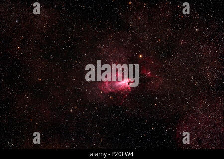 Il Massiccio Centrale. Cantal. Trizac Plateau. Il cuore della costellazione del Sagittario è pieno di famosi nebulose. Sotto il cielo preservato da inquinamento luminoso, la Nebulosa Omega (M17). Foto Stock