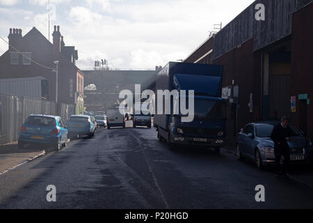 Piena di fumo aria da edifici industriali sulla strada del granaio di Digbeth, Birmingham, Inghilterra, Regno Unito. Digbeth è una zona del centro di Birmingham, Inghilterra. In seguito alla distruzione di Inner Ring Road, Digbeth è ora considerato un quartiere nel centro della città di Birmingham. Come parte della grande città piano, Digbeth è sottoposto a un ampio programma di riqualificazione che si rigenerano i vecchi edifici industriali in appartamenti, negozi, uffici e strutture artistiche. Vi è tuttavia ancora molto di attività industriali nel sud dell'area. Foto Stock