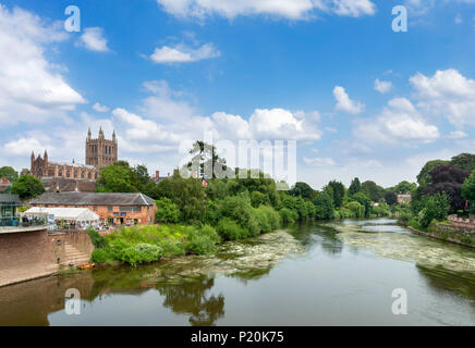 Vista del fiume Wye e Cattedrale di Hereford da St Martin's Street Bridge, Hereford, Herefordshire, England, Regno Unito Foto Stock