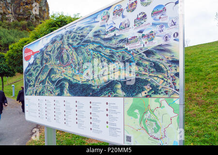 Graz, Austria - 23 Ottobre 2017: una mappa dei sentieri e attrazioni nelle vicinanze Castello di Riegersburg in Stiria Foto Stock