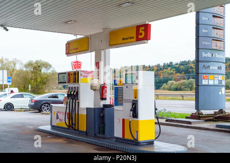 Graz, Austria - 23 Ottobre 2017: il rifornimento di carburante Shell con vetture che è venuto per benzina Foto Stock