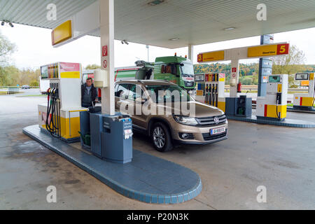 Graz, Austria - 23 Ottobre 2017: il rifornimento di carburante Shell con vetture che è venuto per benzina Foto Stock