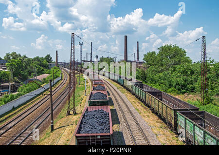 Vista della stazione di accesso le vie che conducono a impresa metallurgica di altoforno smelting Foto Stock