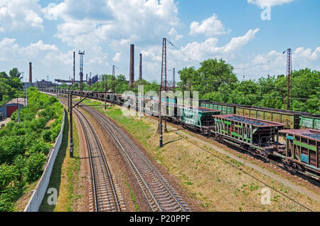 Vista della stazione di accesso le vie che conducono a imprese siderurgiche di altoforno smelting Foto Stock