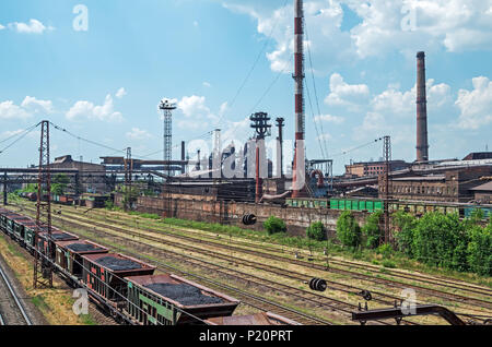 Vista della stazione di accesso le vie che conducono a imprese siderurgiche altoforno fonderia Foto Stock