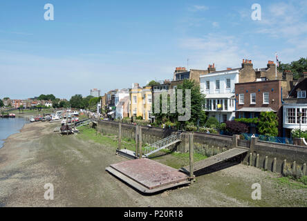 Vista dal ponte di hammersmith di abbassare mall e il fiume Tamigi foreshore a bassa marea Foto Stock