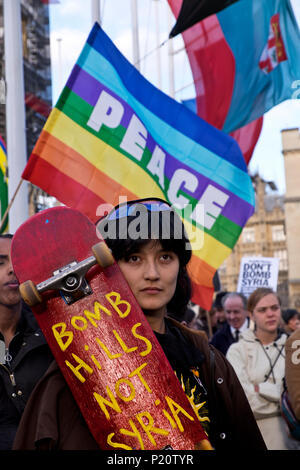 Protesta attraverso il centro di Londra per chiedere un arresto per i bombardamenti in Siria il 29 aprile 2018 Foto Stock